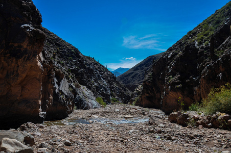 蒂尔卡拉峡谷与流水，北阿根廷