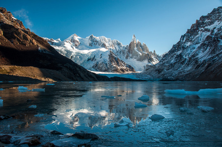 冻湖倒影在雷山老爹，菲茨罗伊，阿根廷
