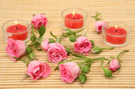 粉红玫瑰和蜡烛