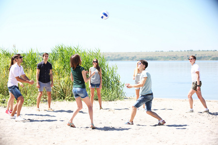 年轻人在沙滩上打排球