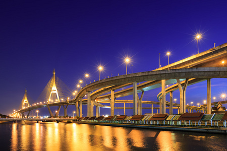 曲线的高速公路在曼谷在晚上河边