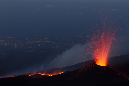 日落时火山喷发