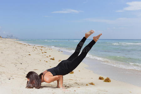 女子手臂平衡瑜伽姿势