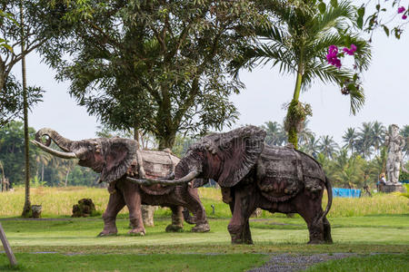 站在公园草坪上的大象雕像