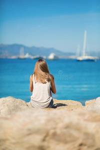 小女孩在海边享受假期