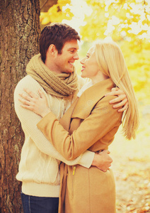 浪漫情侣在秋天公园接吻