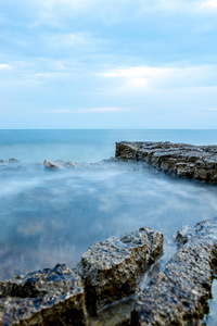 有岩石海岸的航海背景