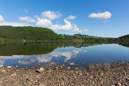 英格兰坎布里亚郡ullswater湖区北部，阳光明媚的夏日，蔚蓝的天空