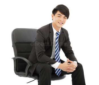 坐在椅子上微笑的年轻商人