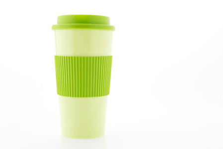 孤立在白色背景上的绿色塑料咖啡杯