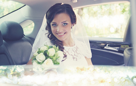 美丽的新娘，在车上，有色