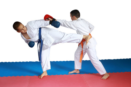 在 karategi 中的两名运动员都跳动空手道吹