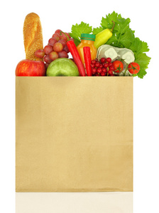 纸袋装满了食品杂货上白色孤立图片