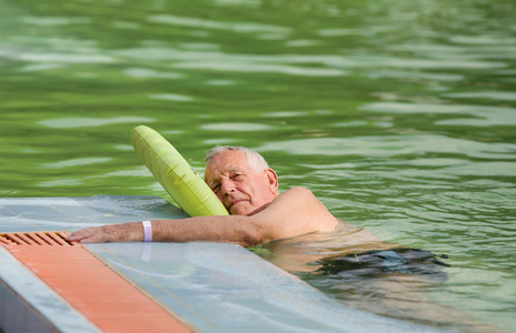 老人在游泳池