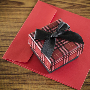 红色礼品盒和信封