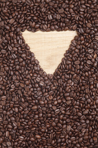 木制的背景上的咖啡豆咖啡版