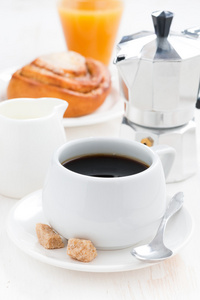 早餐咖啡 甜面包 新鲜的奶油和橙汁