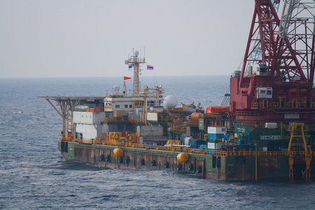 在海湾或海大型起重机船在离岸，起重船做海洋重电梯安装中安装的平台工作