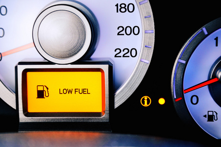 警告低燃料水平的对比图像传感器燃料