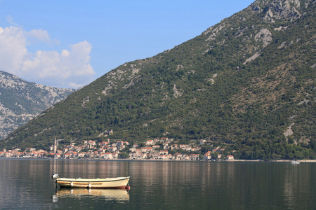 黑山的科托尔湾。渔船在早晨