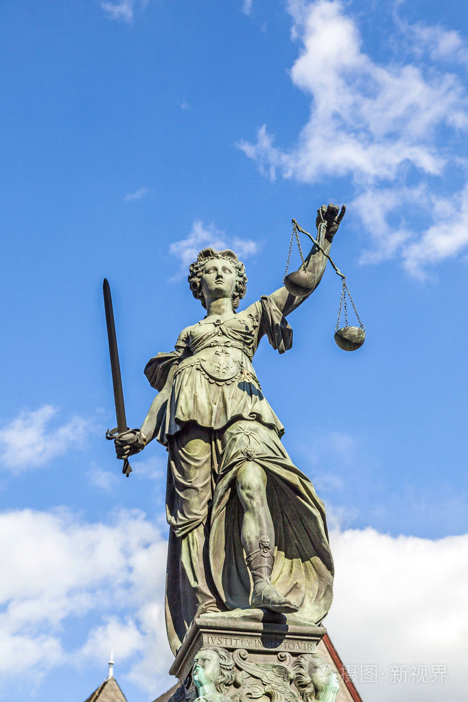 justitia正义女神在frroemerberg广场上的雕塑