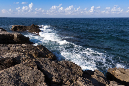 多岩石的海岸和海洋