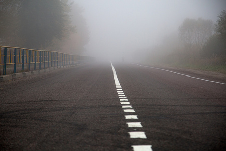 秋雾中的沥青路面