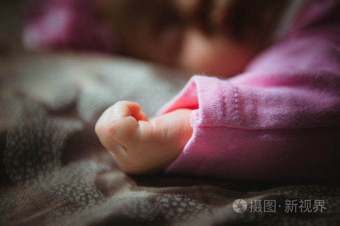 可爱的小女孩,在室内套粉红色的西装的形象.刚出生的婴儿