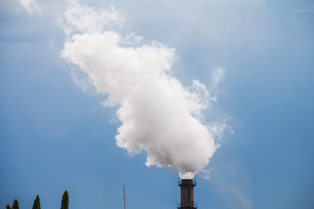 工业烟雾从烟囱向天空