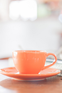 迷你橙色咖啡杯中的咖啡厅