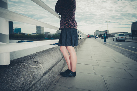 年轻女人站在市桥