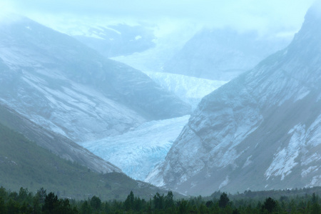 观看奈加兹布雷恩冰川挪威