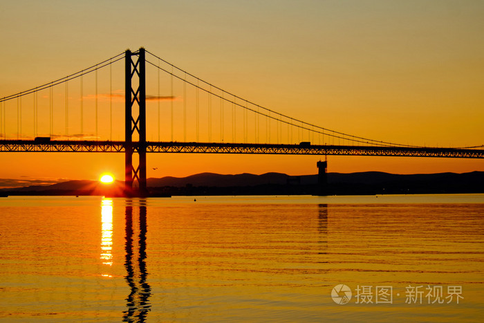 Forth 的湾的夕阳