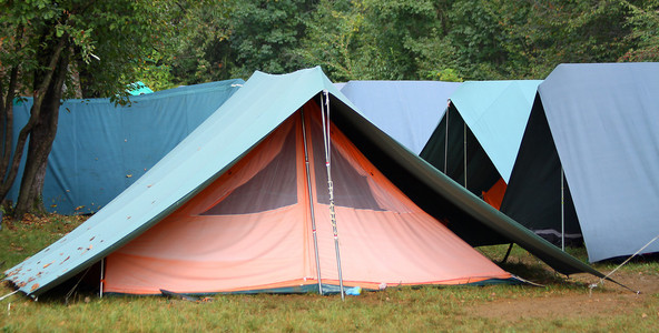 大型绿色帐篷中偶尔野营