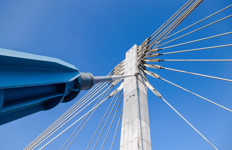 现代斜拉桥桥蓝天的衬托
