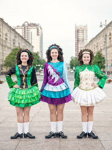 三名女子在爱尔兰舞蹈裙摆姿势