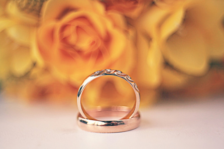结婚戒指与月季花