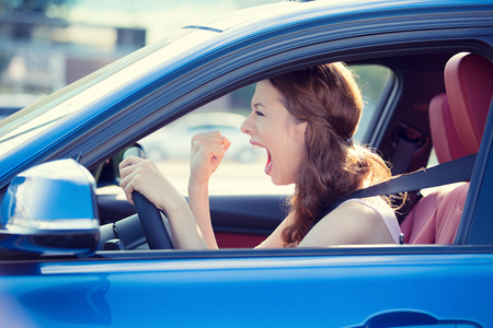 愤怒有冲劲的女人开的车