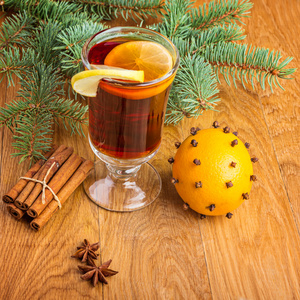冬季和圣诞节与冷杉的枝条甜酒