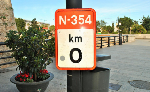 在一个西班牙的城市的街道上零公里标志