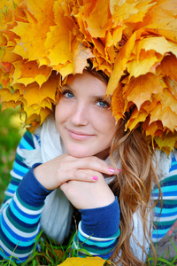 美丽的年轻女子在秋天公园属木青空