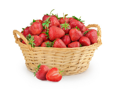 草莓在孤立的篮子里