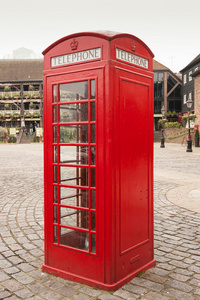 红色的英国电话框在伦敦