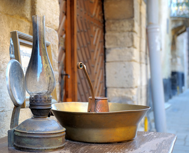 煤油灯和木制的桌子上的铜锅