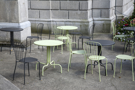 绿色和黑色的咖啡桌子和椅子