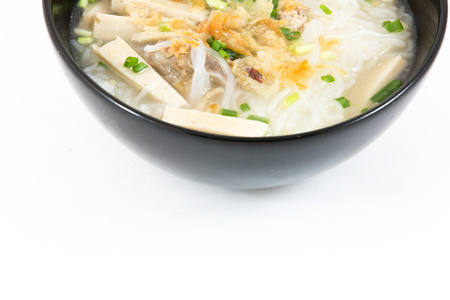 越南河粉碗面条汤配洋葱和 cil 博