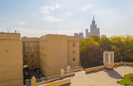 现代公寓楼和码的新莫斯科秋天区景观
