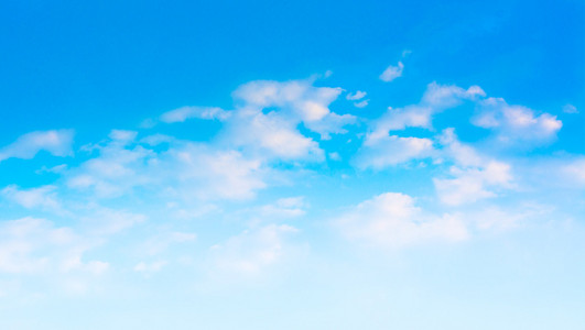 白云和蓝天背景图像。