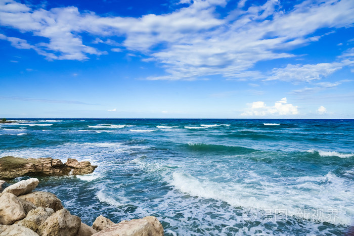 在海上的波浪
