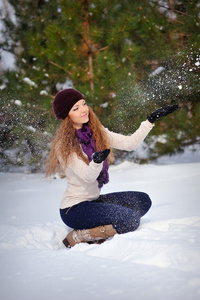 美丽的女孩在冬天抛雪